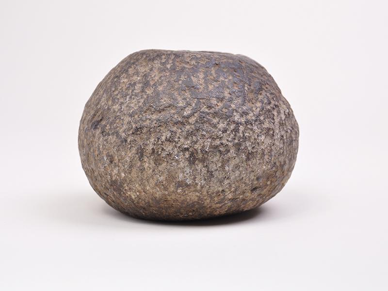 Piedra pulida en superficie rugosa