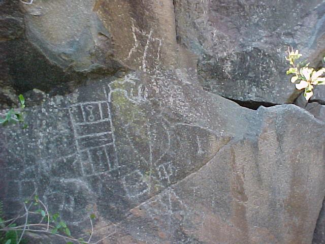 Petroglifo en cajón del valle de Chalinga Petroglifo en cajón del valle de Chalinga