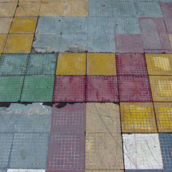 Mosaico de baldosas ''El Sol'', en el frontis del Teatro Mauri Mosaico de baldosas ''El Sol'', en el frontis del Teatro Mauri