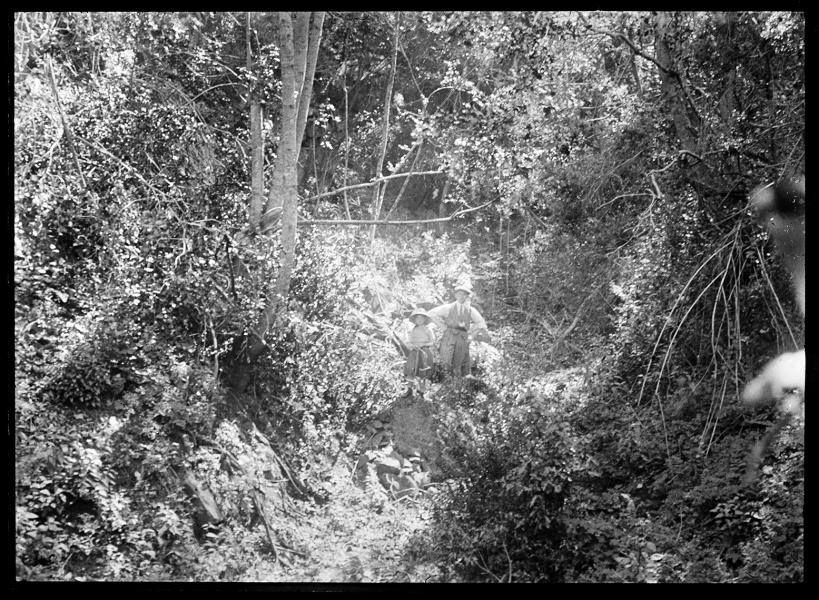 Un hombre y una niña en la naturaleza