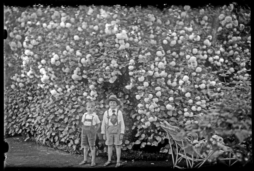 Retrato de dos niños en un jardín