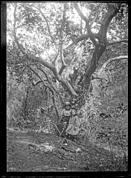 Un Hombre, una mujer y una niña en la naturaleza