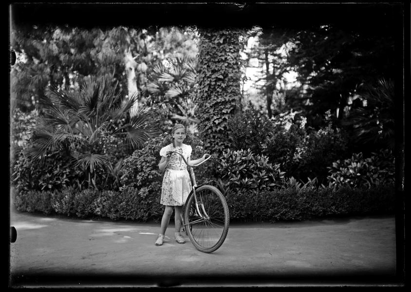 Una niña con bicicleta