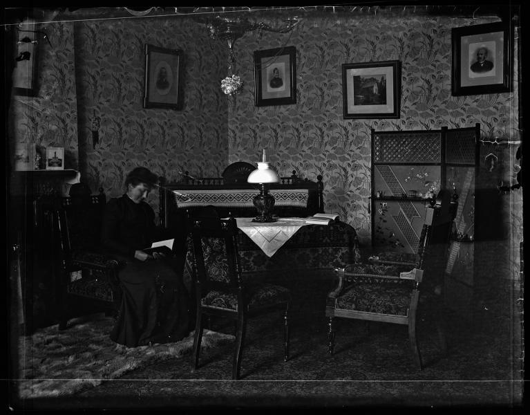 Mujer leyendo en el interior de una casa
