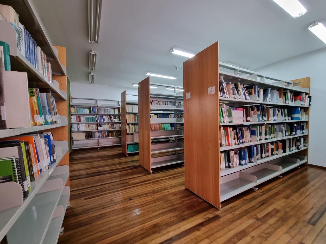 Estanterías biblioteca científica del Museo de Historia Natural de Valparaíso